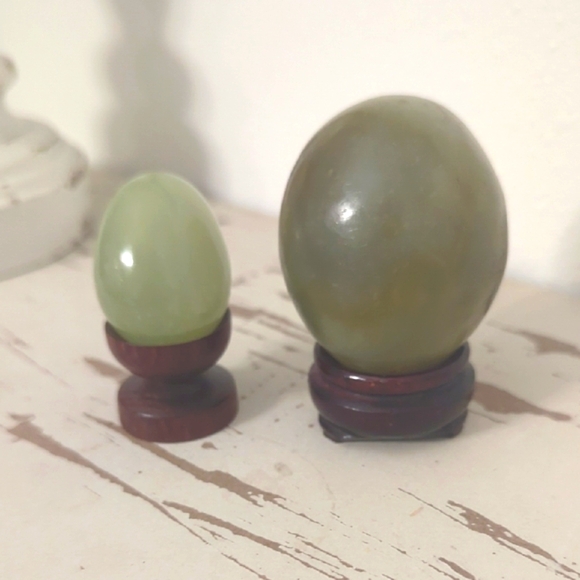 Vintage Jade Hand-Painted Decorative Eggs with Cranes And Wooden Stands - Picture 3 of 6